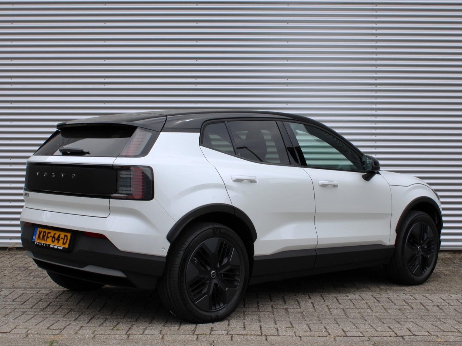 Volvo EX30 Cross Country P5 Long Range Ultra Automaat / Pano, Auto's, Gebruikt, Wit, Origineel Nederlands, 1600 kg