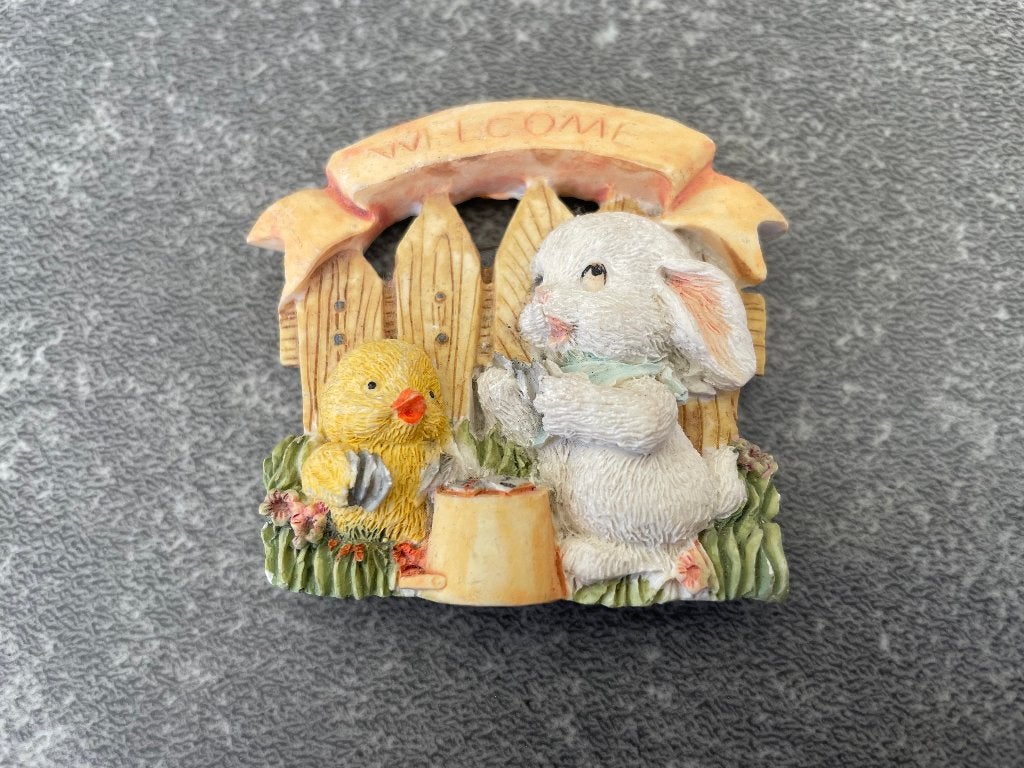 Koelkast magneet, wit konijntje en kuikentje in polyresin, Ophalen of Verzenden, Zo goed als nieuw
