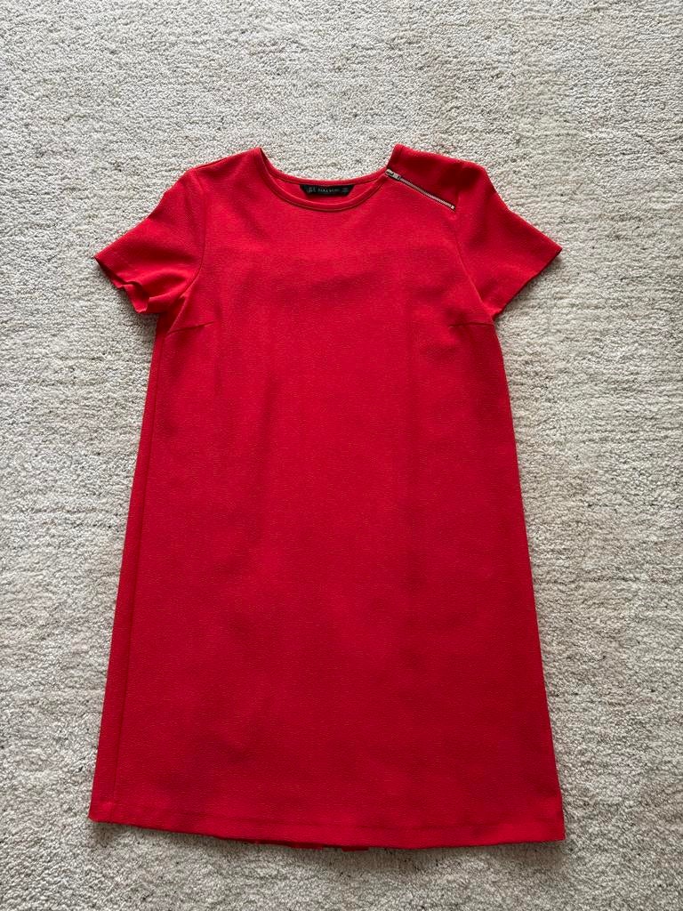 Feestelijke rode jurk Zara met speciale achterkant Maat M, Kleding | Dames, Jurken, Maat 38/40 (M), Ophalen of Verzenden, Zo goed als nieuw
