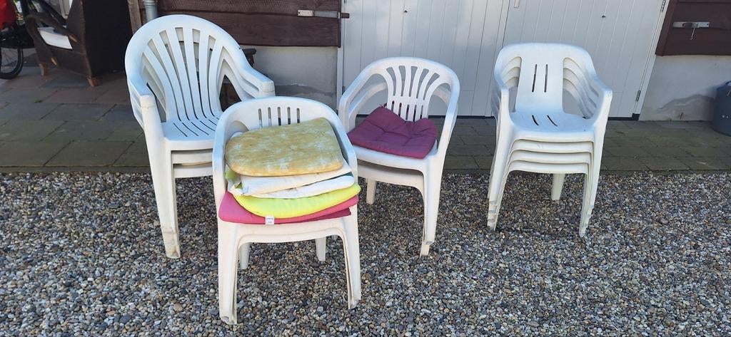 Witte kunststof stapelstoelen met kussentjes, Ophalen, Gebruikt, Kunststof, Stapelbaar