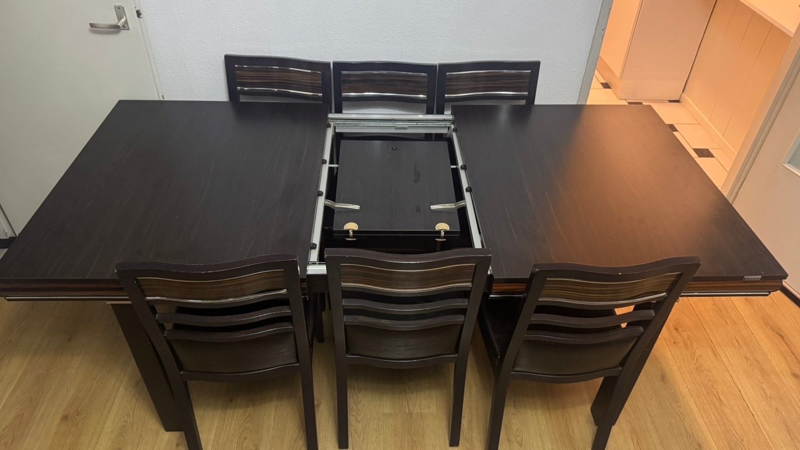 Foto 4 van Uitschuifbare eettafel met 8 stoelen