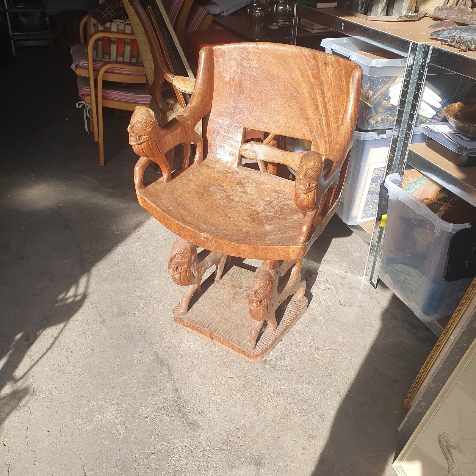 Unieke handgesneden houten Afrikaanse stoel. stoel met leeuw, Antiek en Kunst, Ophalen
