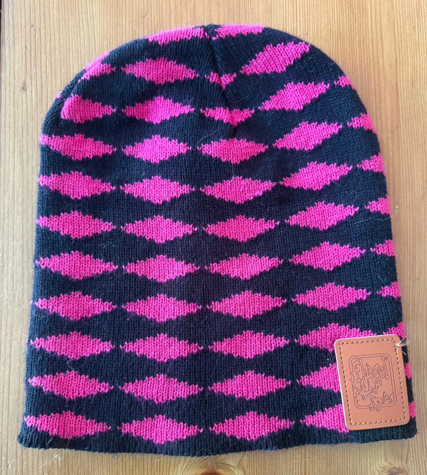 Te koop: leuke Flügel muts in zwart met roze patroon., Ophalen of Verzenden, Zo goed als nieuw, Jongen of Meisje, Muts