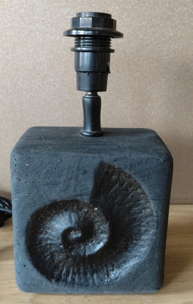 HUGO HUNSEL LAMPENVOET ZWART/GOUD MET SCHELP FOSIEL, Huis en Inrichting, Lampen | Tafellampen, Verzenden, Zo goed als nieuw, Overige materialen