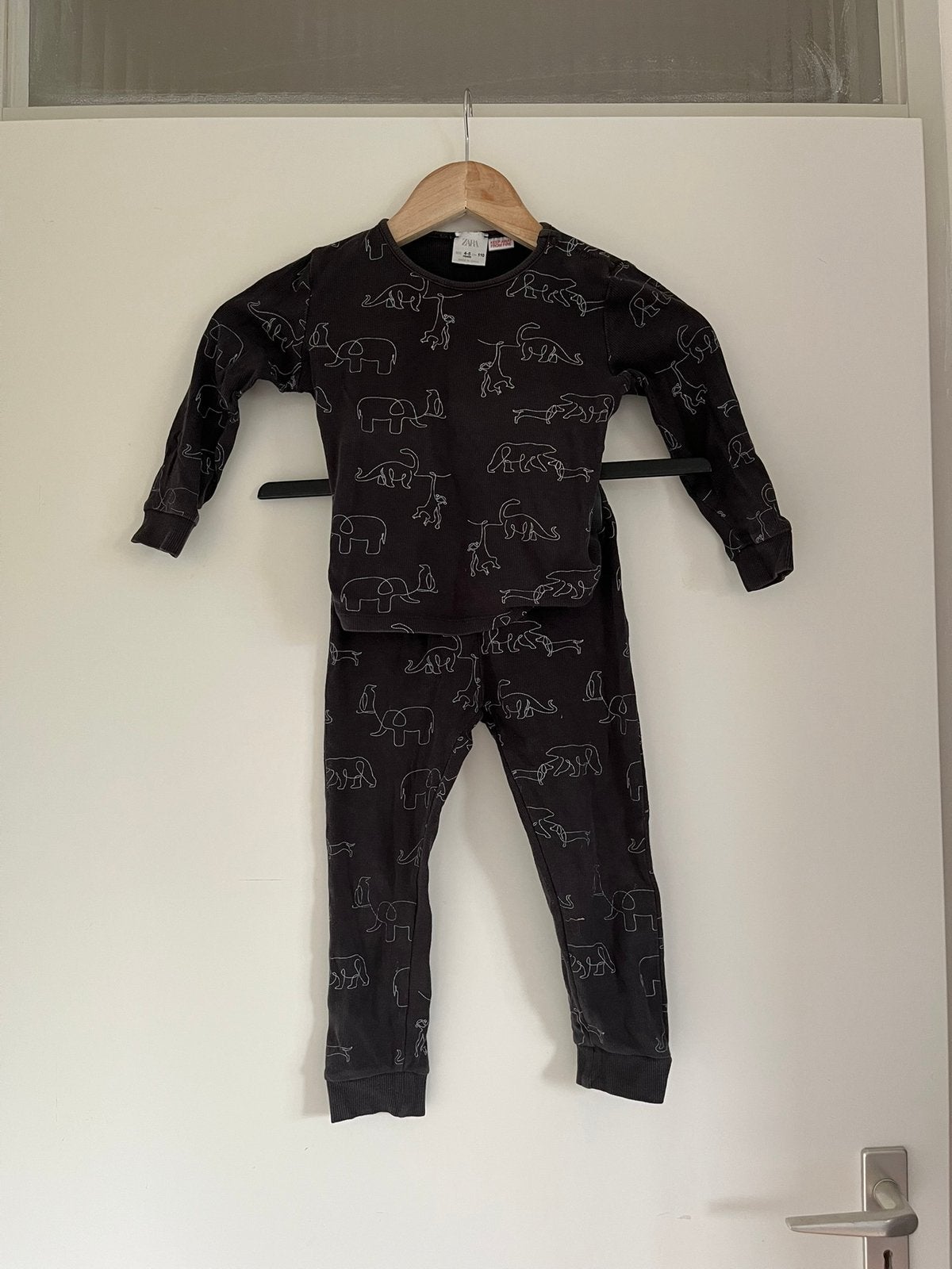 Donkergrijze tweedelige pyjama witte dieren, maat 110 Zara, Kinderen en Baby's, Ophalen of Verzenden, Zo goed als nieuw, Jongen