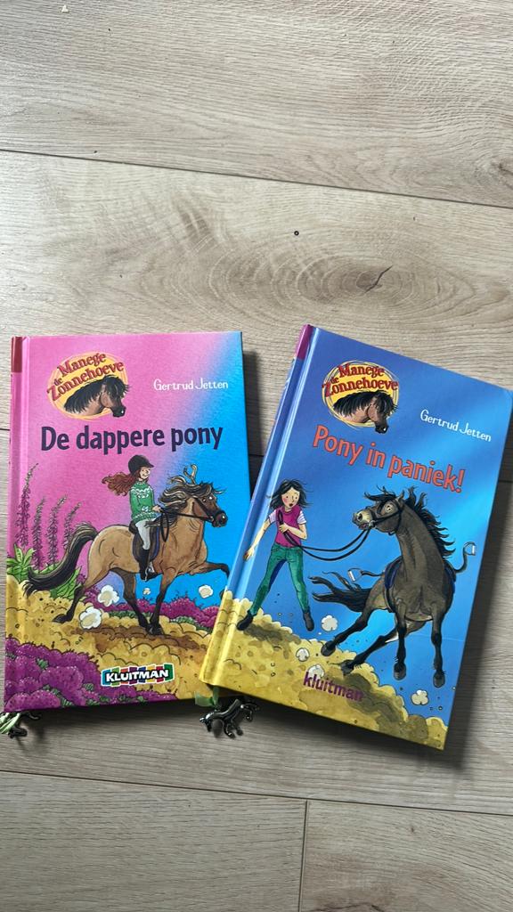 2 leesboeken van manege de zonnehoeve, Ophalen of Verzenden, Zo goed als nieuw, Fictie algemeen