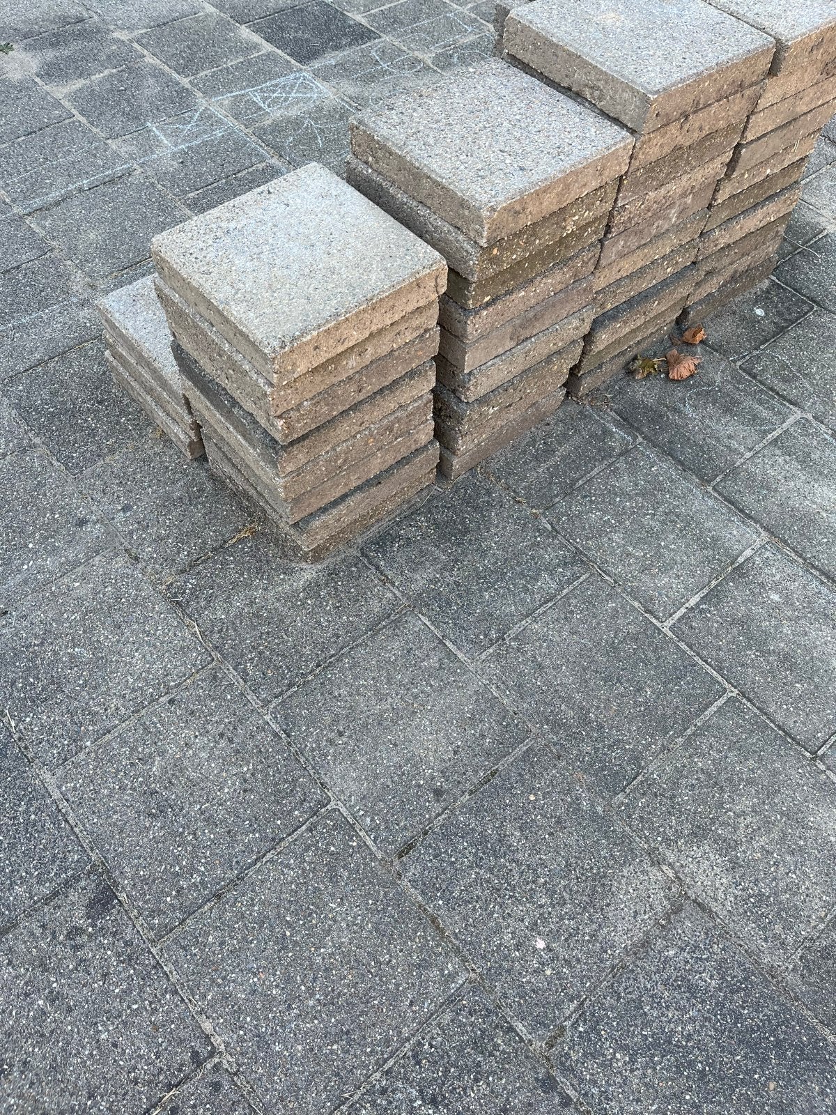 Ca 200 extra dikke betonnen trottoirtegels 30x30x6-8cm, Tuin en Terras, Ophalen, Gebruikt, Beton, 10 m² of meer