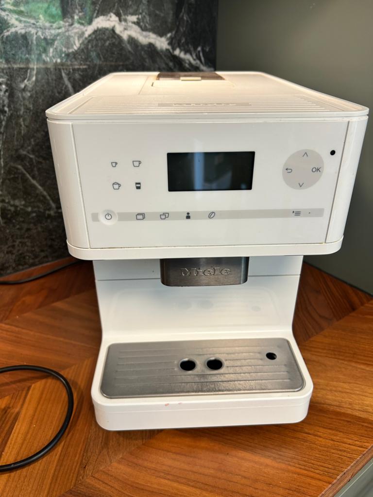 Miele CM6150 Lotuswit volautomatische koffiemachine (2018), Ophalen, Afneembaar waterreservoir, Gebruikt, 10 kopjes of meer
