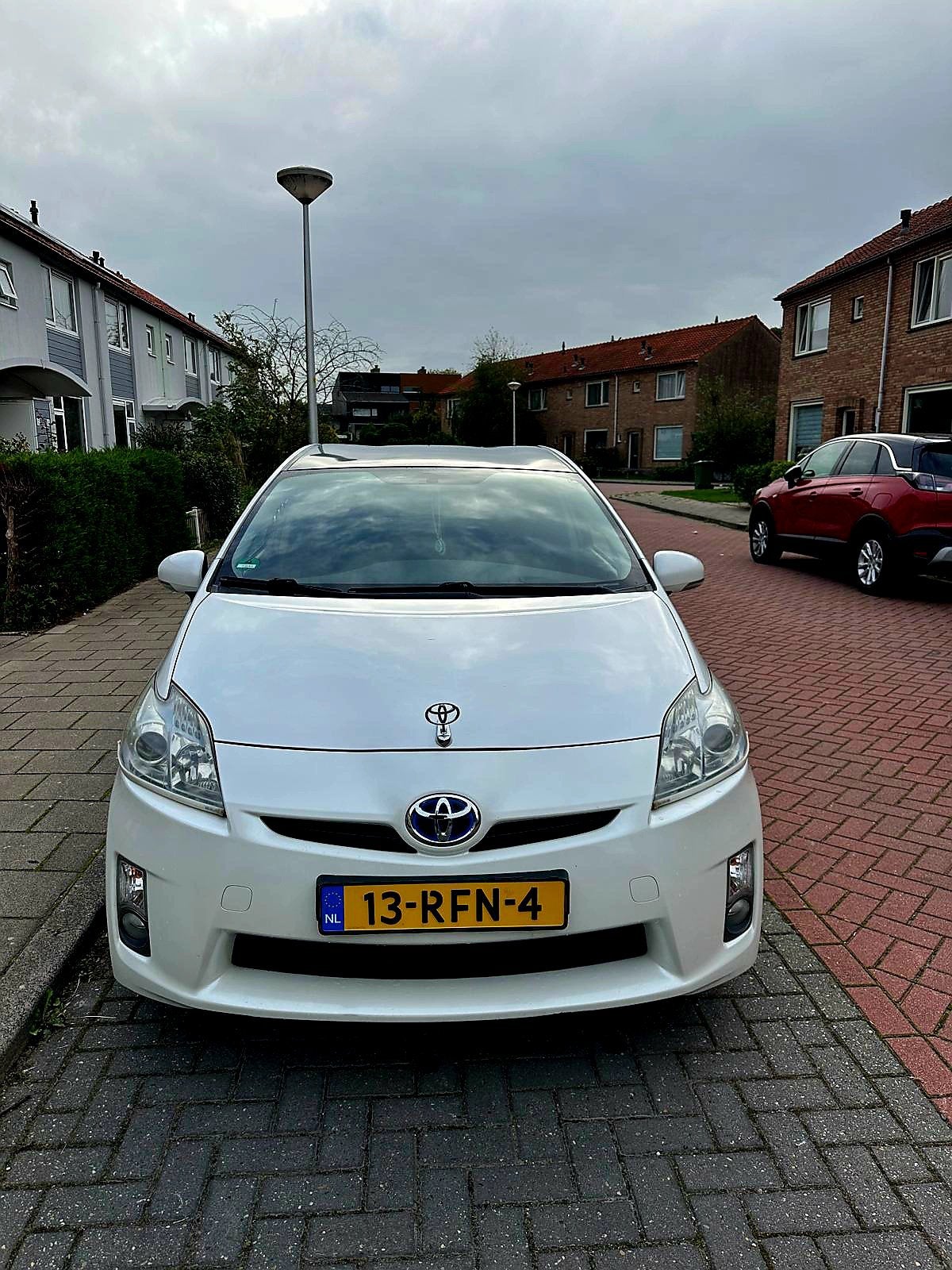 Toyota Prius 1.8 Full Hybrid 136PK Aut 2011 Wit, Auto's, 1345 kg, 4 cilinders, Wit, Origineel Nederlands
