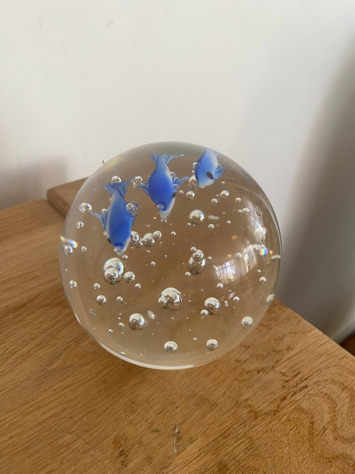 Mooie glazen  presse- papier met 3 blauwe vissen, Ophalen of Verzenden