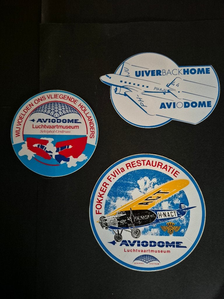 3 stickers van het Aviodome Schiphol (ST29), Verzamelen, Stickers, Zo goed als nieuw, Overige typen, Ophalen of Verzenden