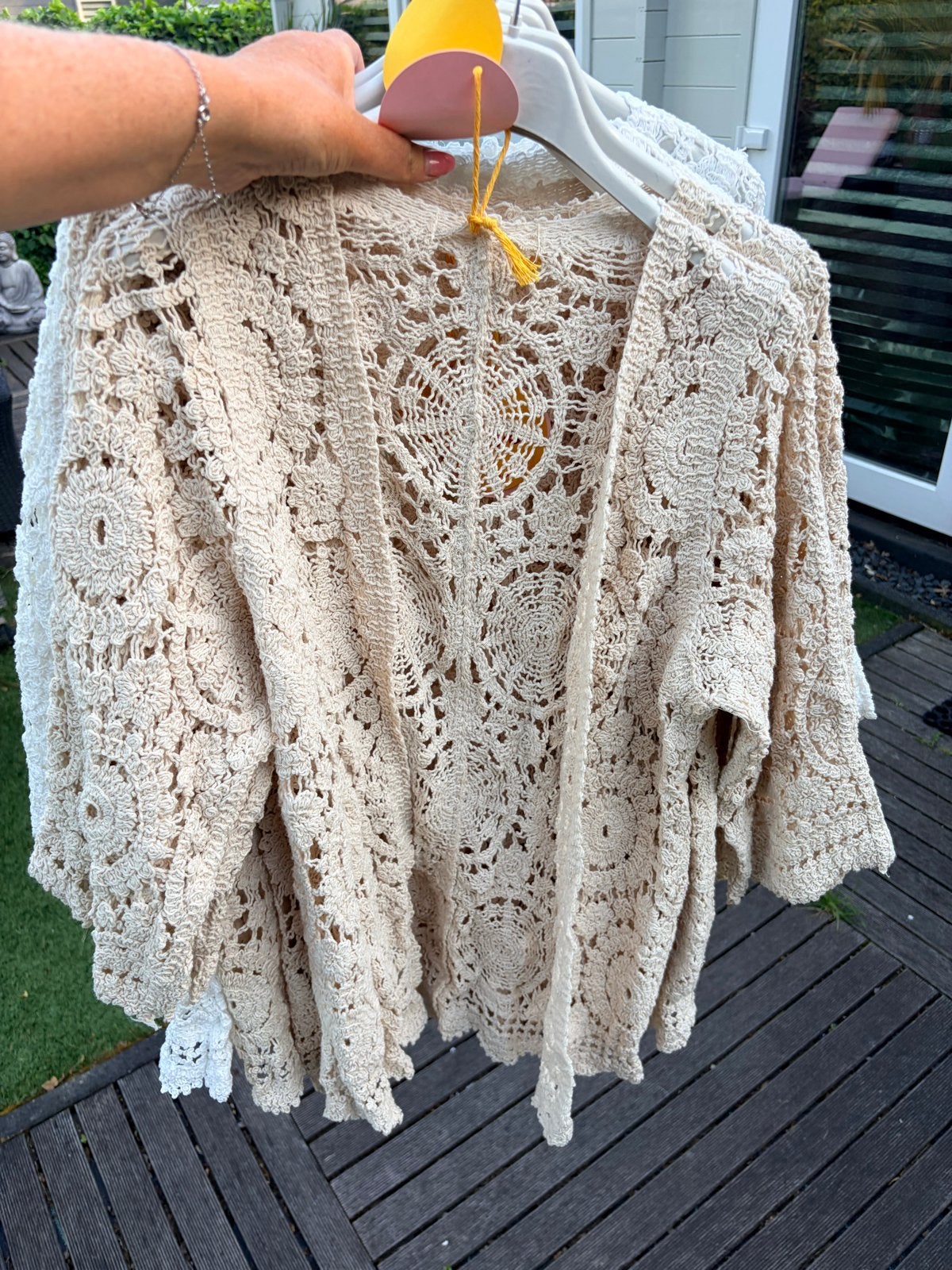 Gehaakte vestjes in ecru/beige en wit, Kleding | Dames, Truien en Vesten, Ophalen of Verzenden, Nieuw, Maat 38/40 (M), Beige