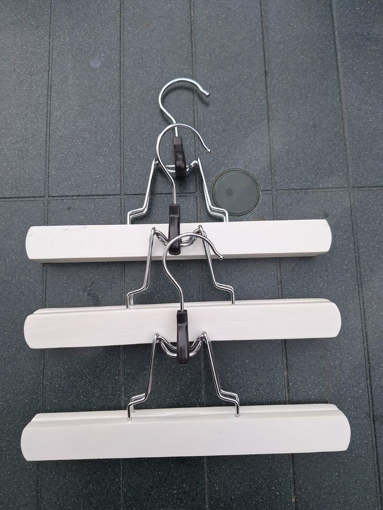 3 witte broek- / rok hangers, Ophalen of Verzenden