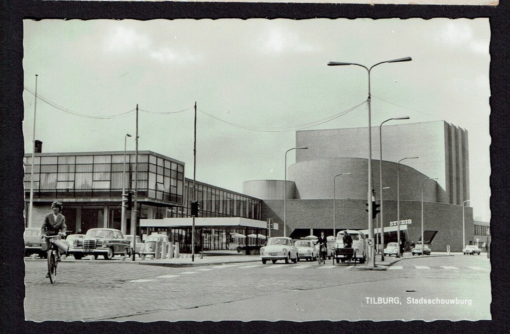 Tilburg, foto uit 1965  - Stadsschouwburg - auto's bakfiets, Verzamelen, Ophalen of Verzenden, 1960 tot 1980, Ongelopen, Noord-Brabant