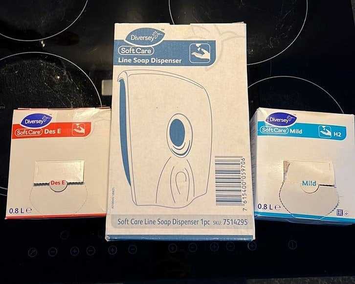 Line soap dispenser and 2 refills, Ophalen, Zo goed als nieuw