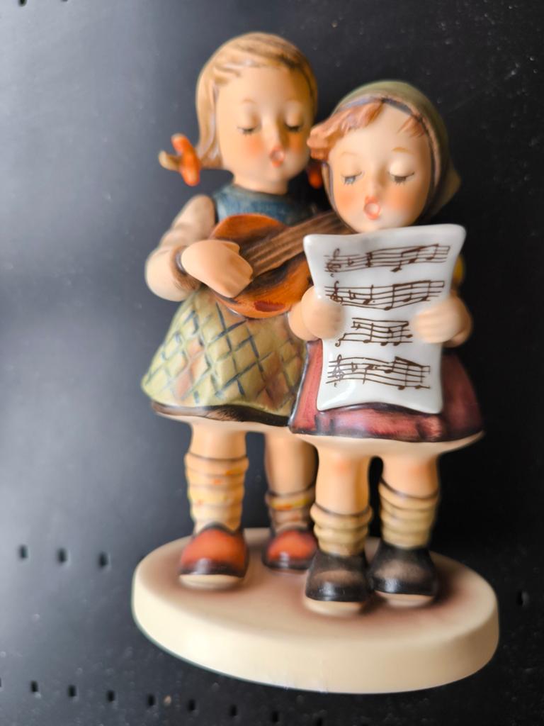 Hummel beeldje: Meisjes met mandoline en bladmuziek, Verzamelen, Ophalen of Verzenden