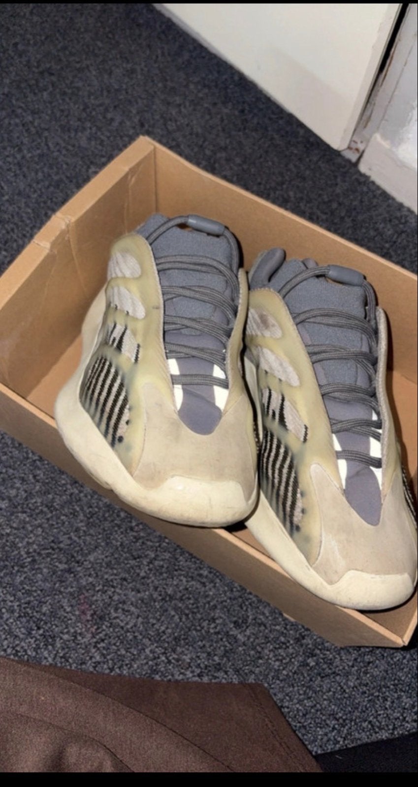 Yeezy 700 V3 Fade Salt - Maat 42, Kleding | Heren, Ophalen of Verzenden, Gedragen, Overige kleuren, Sneakers of Gympen