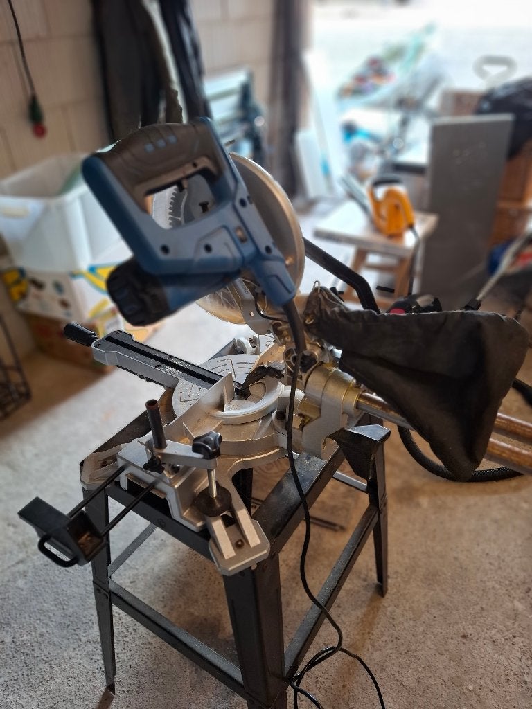 Hyundai afkortzaag met tafel, Ophalen, Gebruikt, 70 mm of meer, Afkortzaag