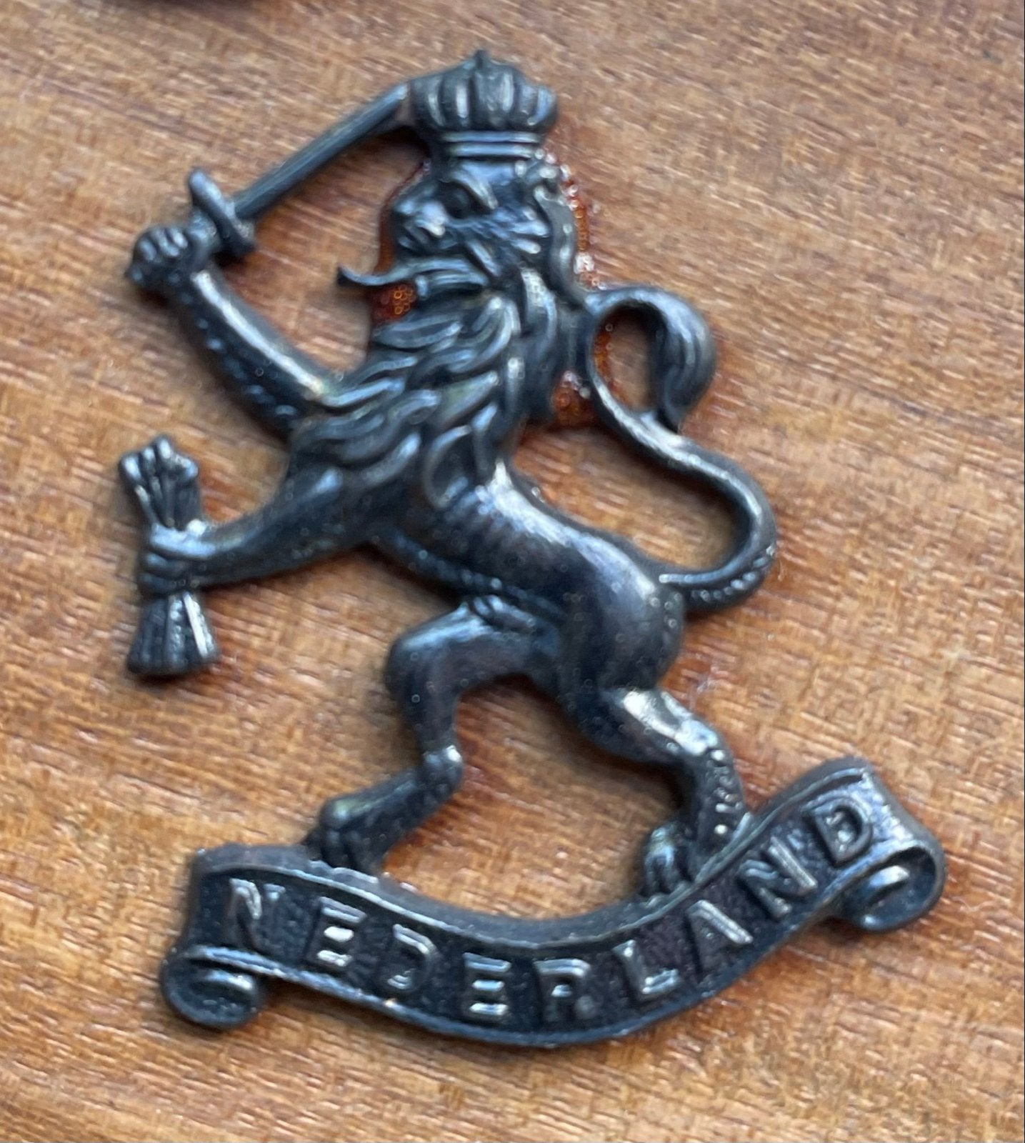Embleem Koninklijke Landmacht WO2 - Nederland Leeuw, Ophalen of Verzenden, Landmacht, Nederland, Embleem of Badge