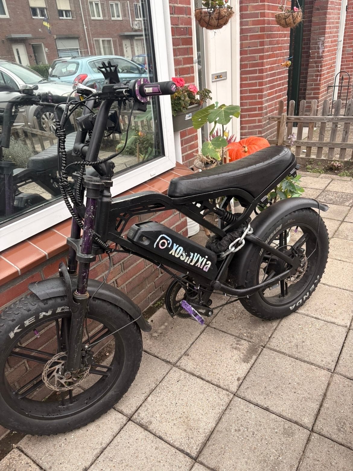 Foto 7 van 2 Fatbike’s  v20 - Zwart met paarse accenten