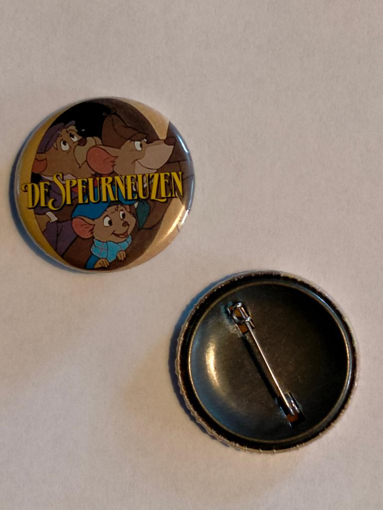 De Speurneuzen Basil de detective vintage button tekenfilm, Verzamelen, Verzenden, Gebruikt, Overige onderwerpen