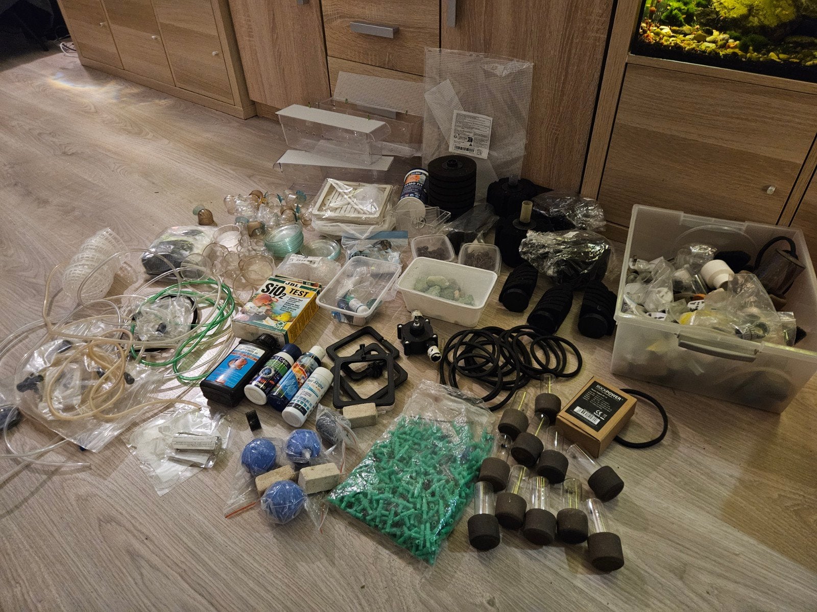 Partij aquarium accessoires. Kweekbakken, luchtstenen, spons, Ophalen of Verzenden