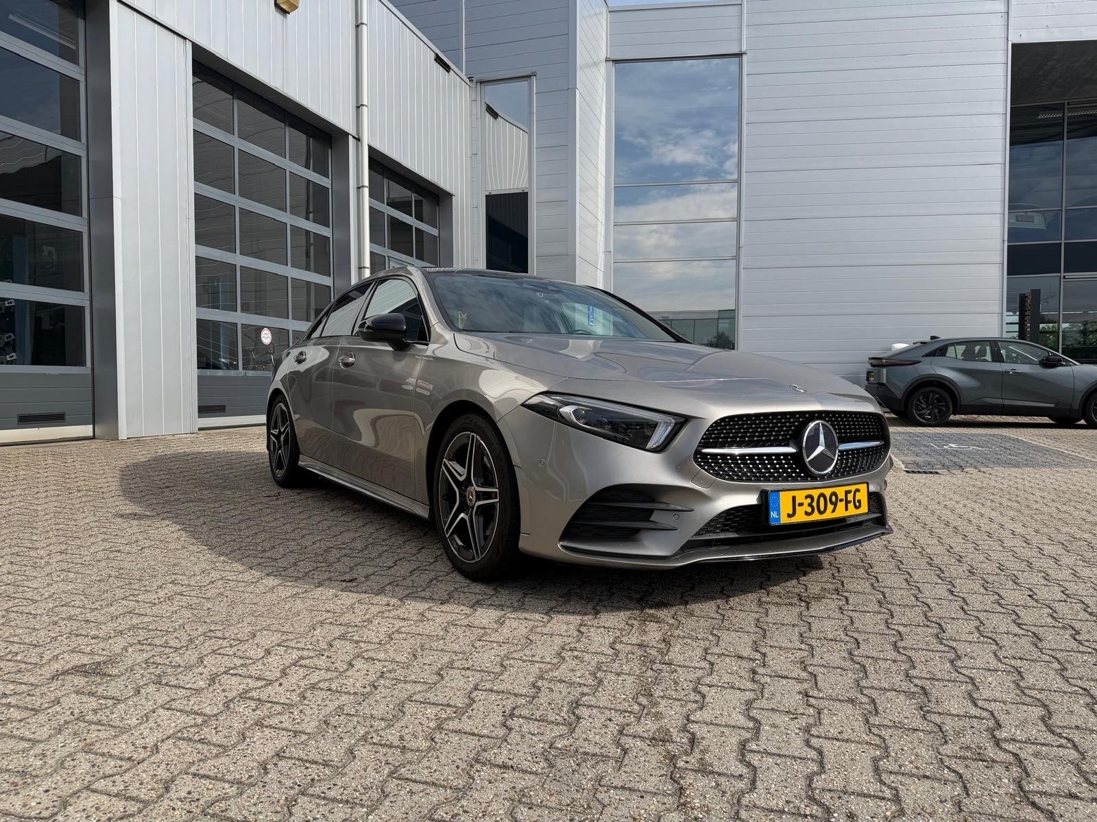 Mercedes-Benz A200 Sedan AMG Line|Pano|Camera|Memory|Keyless, Zwart, 4 cilinders, 163 pk, Origineel Nederlands