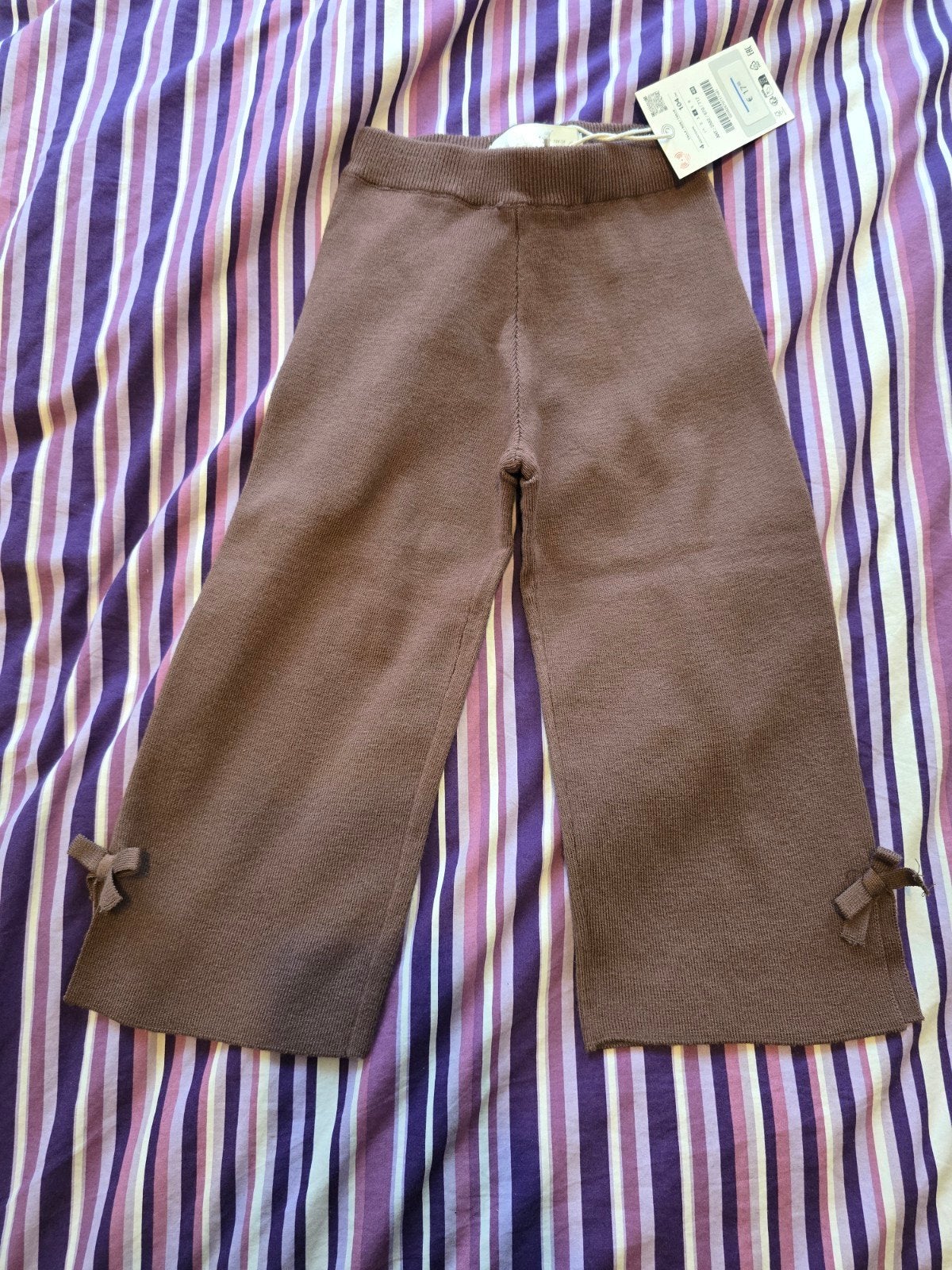 Nieuwe bruine broek met strikjes maatje 104, Broek, Meisje, Nieuw, Ophalen of Verzenden