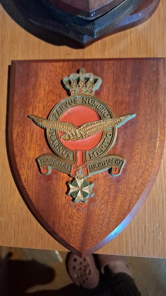 4 militaire houten wapenschilden, Verzamelen, Militaria | Algemeen, Ophalen, Landmacht, Nederland, Embleem of Badge