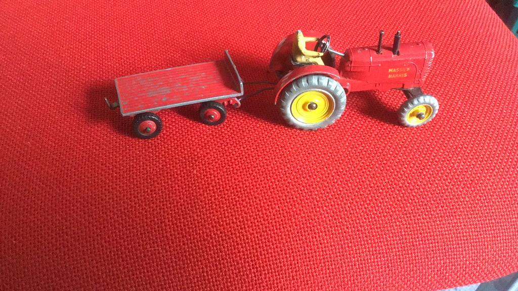 DINKY TOYS MASSEY HARRIS TRACTOR MET AANHANGER, Ophalen of Verzenden, Zo goed als nieuw