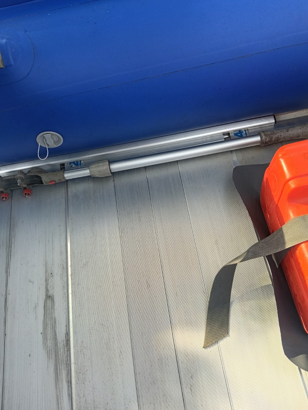 Foto 8 van rubberboot met buitenboordmotor/motor en trailer
