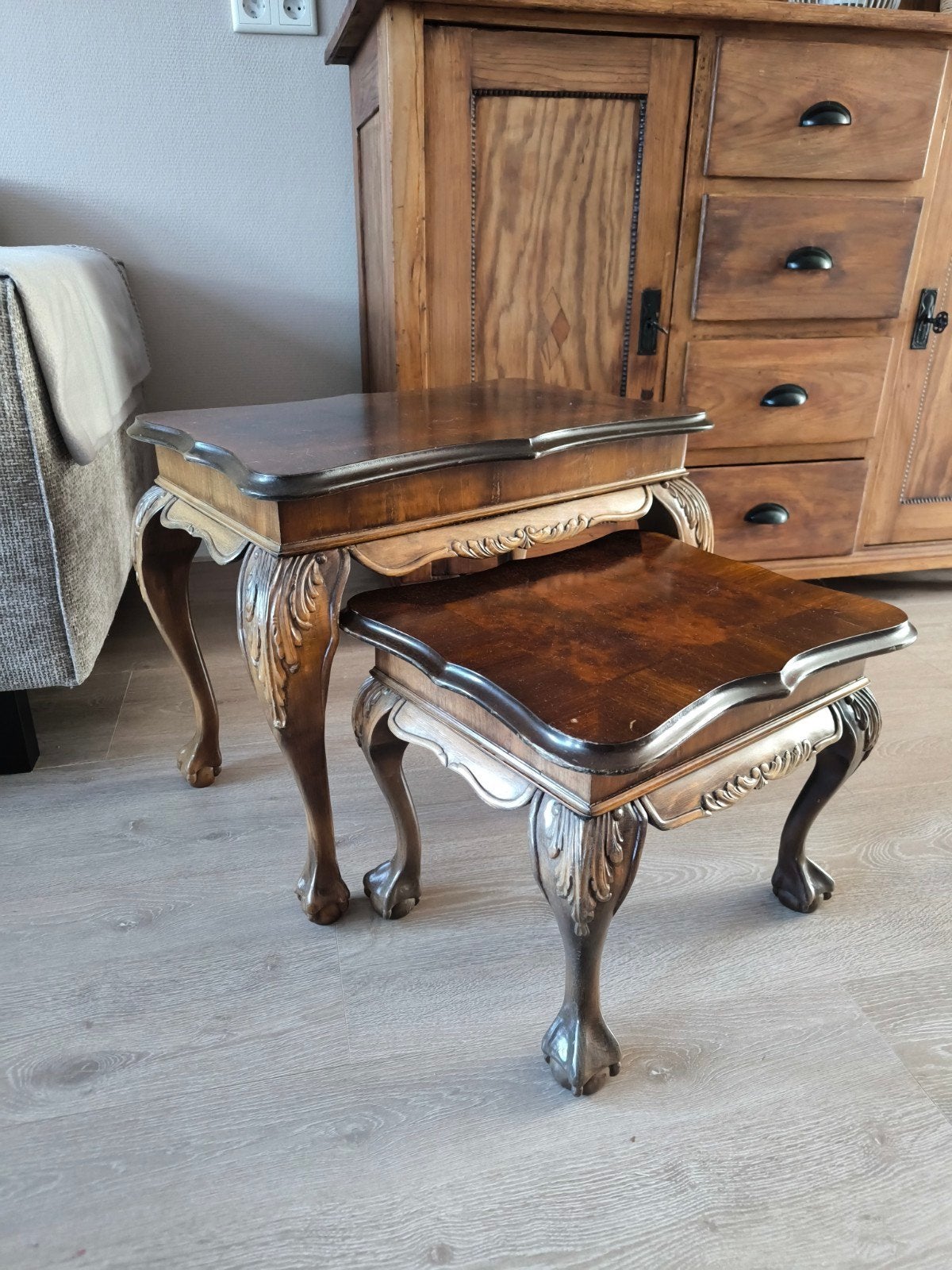 Set van 2 klassieke houten bijzettafels – brocante/vintage, Ophalen