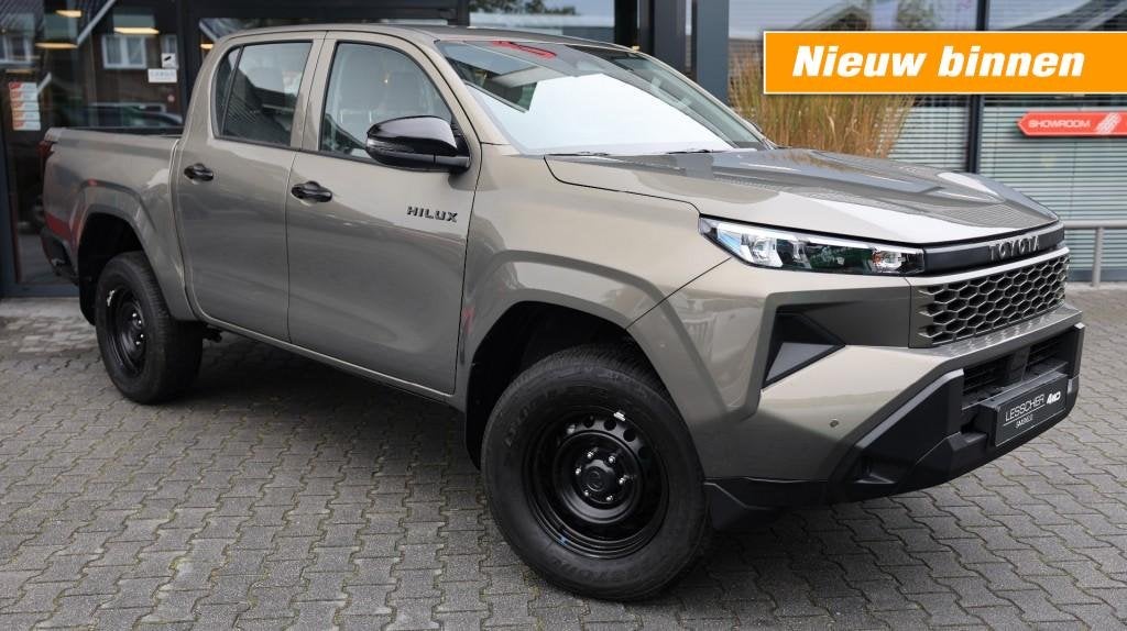 Toyota HILUX 2.8 D-4D MHEV DUBBEL CABINE ACTIVE A/T 4WD 5 ZI, Auto's, Automaat, 4 cilinders, Met garantie (alle), Beige