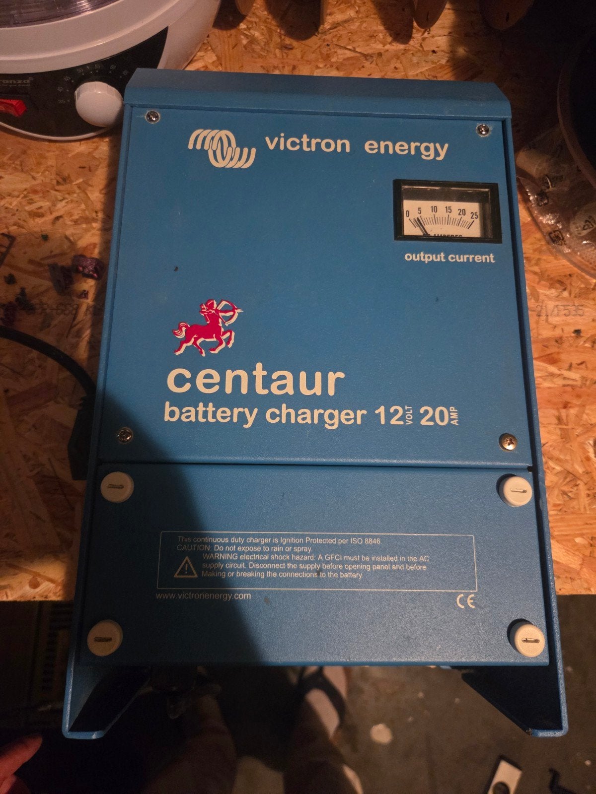 Victron Centaur 12V 20A acculader met ophangbeugel, Ophalen of Verzenden, Zo goed als nieuw, Overige typen
