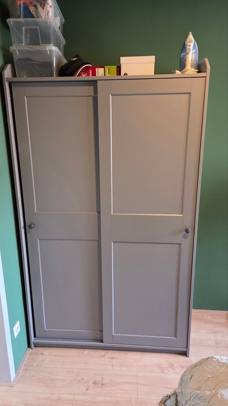IKEA schuifdeurkast HAUGA, Ophalen, Gebruikt, 100 tot 150 cm, Met plank(en)