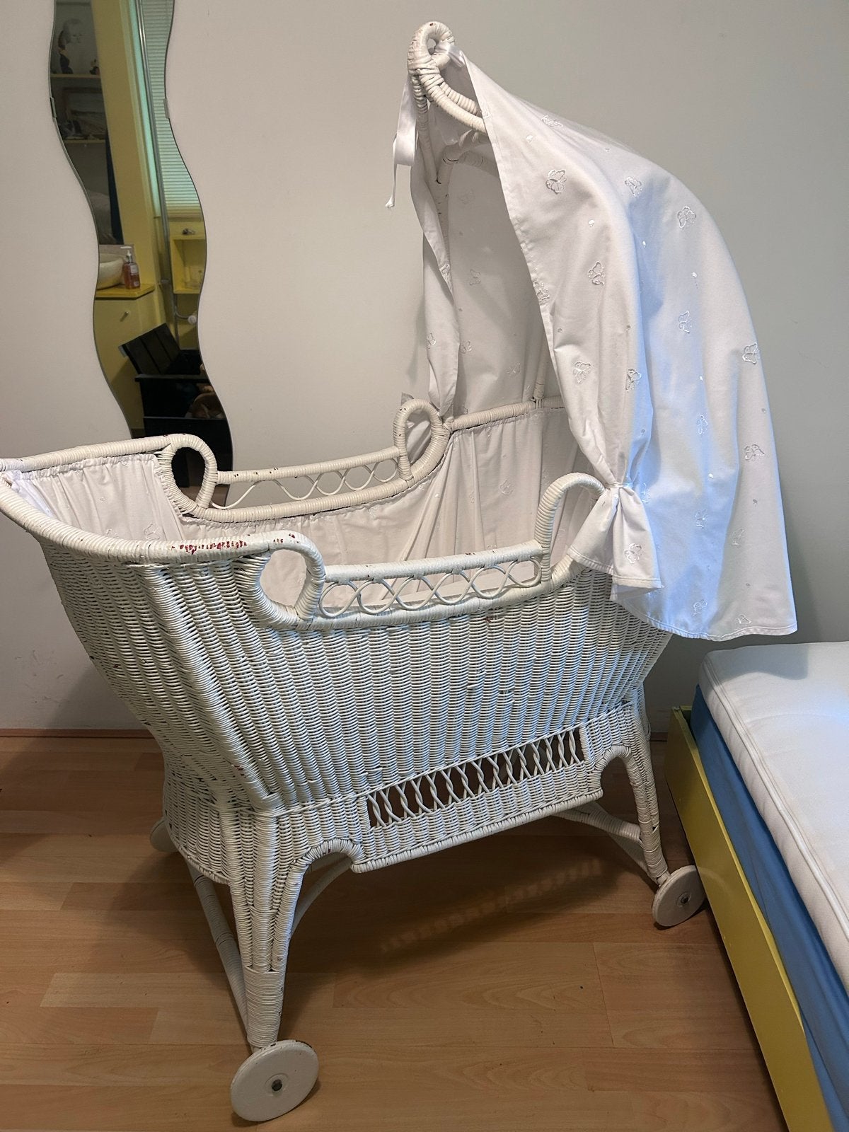 Grote rotan vintage wieg met hemeltje en matrasje antiek, Kinderen en Baby's, Babywiegjes en Ledikanten, Ophalen of Verzenden