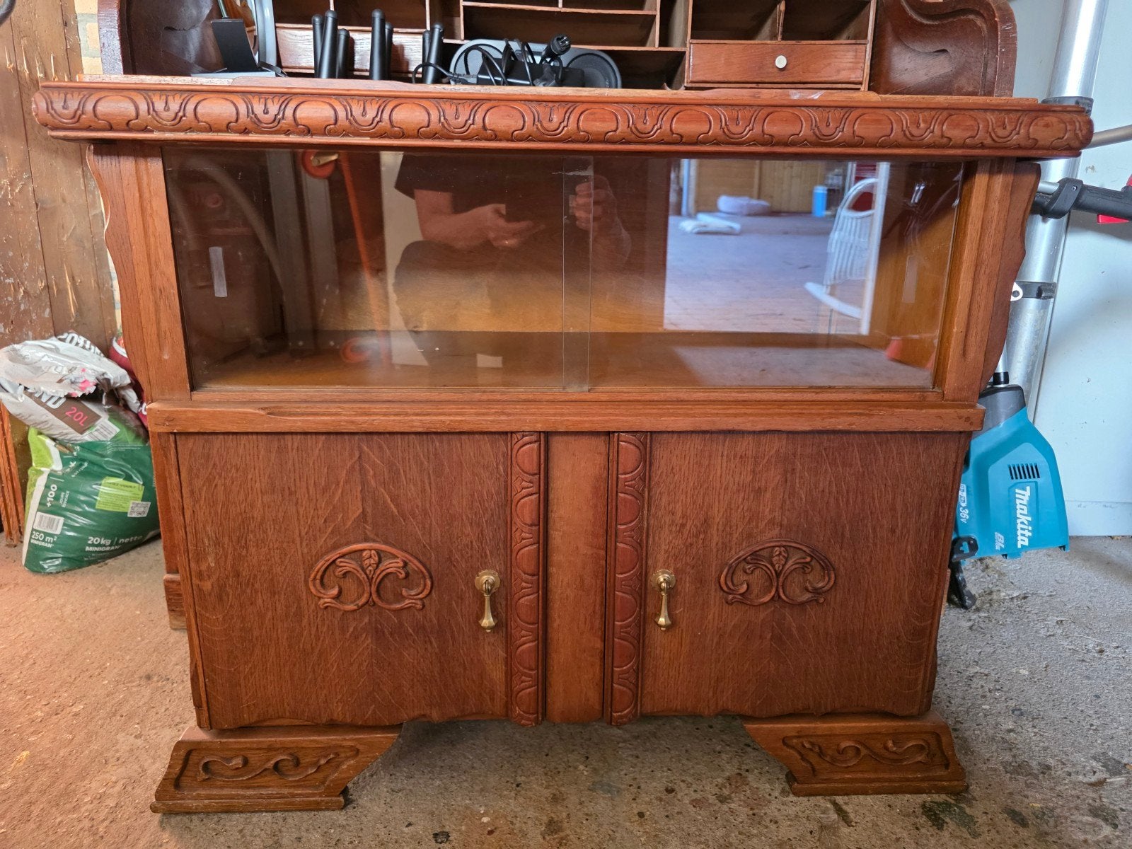 Vintage eiken theekastje met glas en houtsnijwerk, Ophalen
