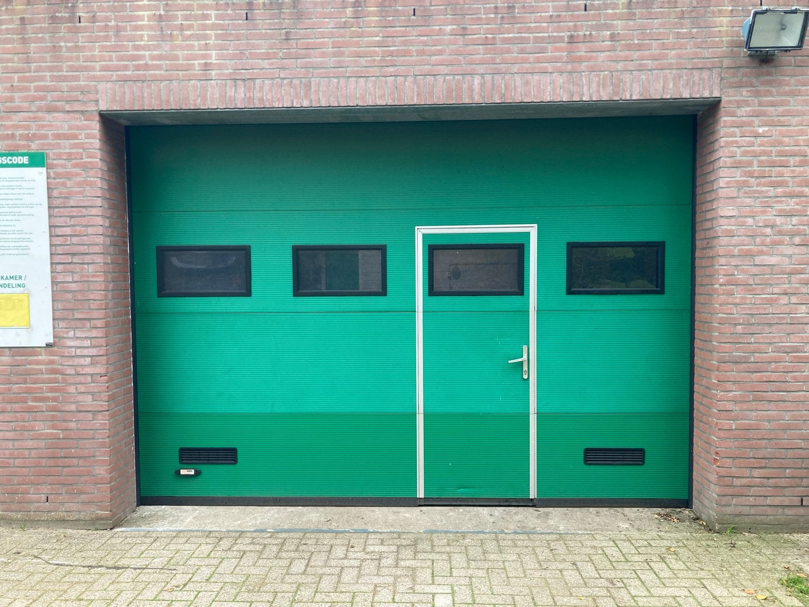Overheaddeur met loopdeur - Groen, Doe-het-zelf en Verbouw, Ophalen, Gebruikt, Garagedeur, Metaal