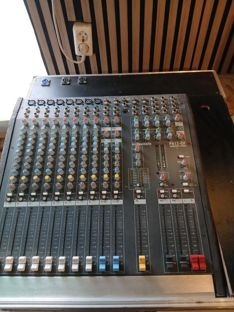 Allen&heath pa-12cp mengpaneel

Met kist en microfoon, Ophalen