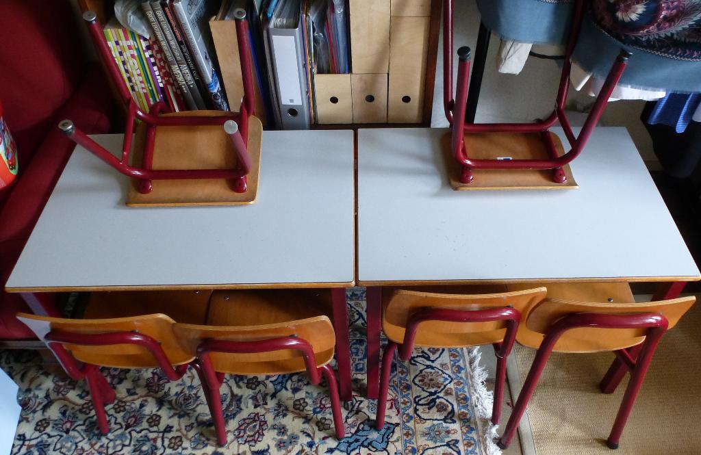 Schooltafels (2 st) en school stoelen (2) Presikhaaf, Kinderen en Baby's, Kinderkamer | Tafels en Stoelen, Gebruikt, Tafel(s) en Stoel(en)