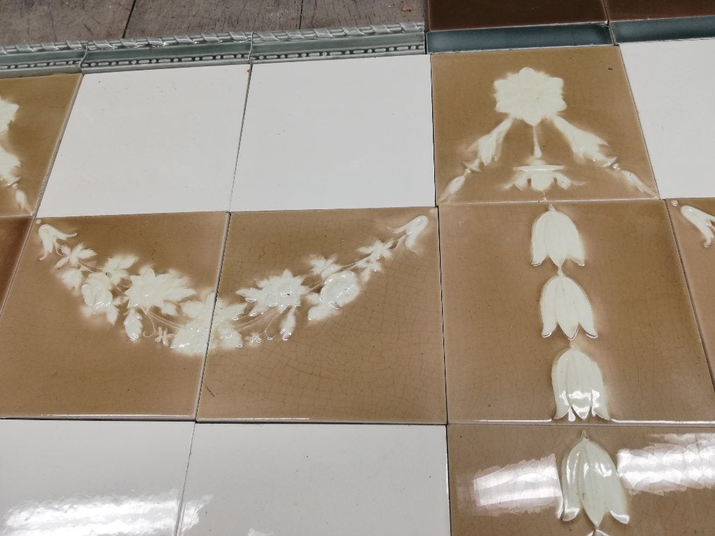61,5hx368br Art nouveau tegelwand taupe/cremewit, tulpjes, Ophalen