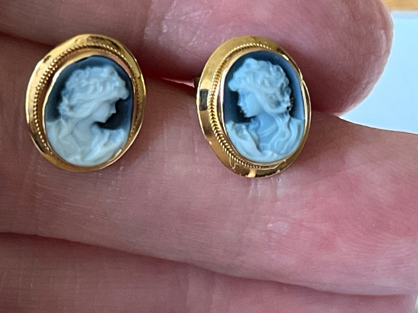Gouden oorbellen met blauwe Camee - 585 gekeurd, Sieraden, Tassen en Uiterlijk, Oorbellen, Zo goed als nieuw, Knopjes of Stekers