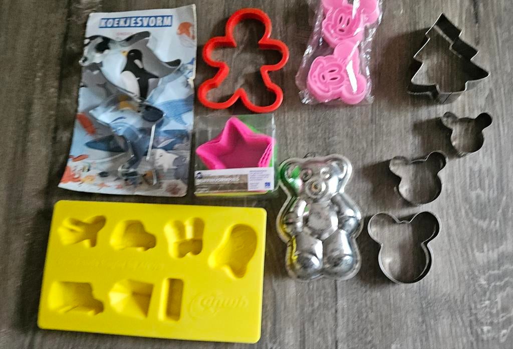 Diverse koekjesvormen en bakvormpjes, Geel, Ophalen of Verzenden, Metaal, Overige merken