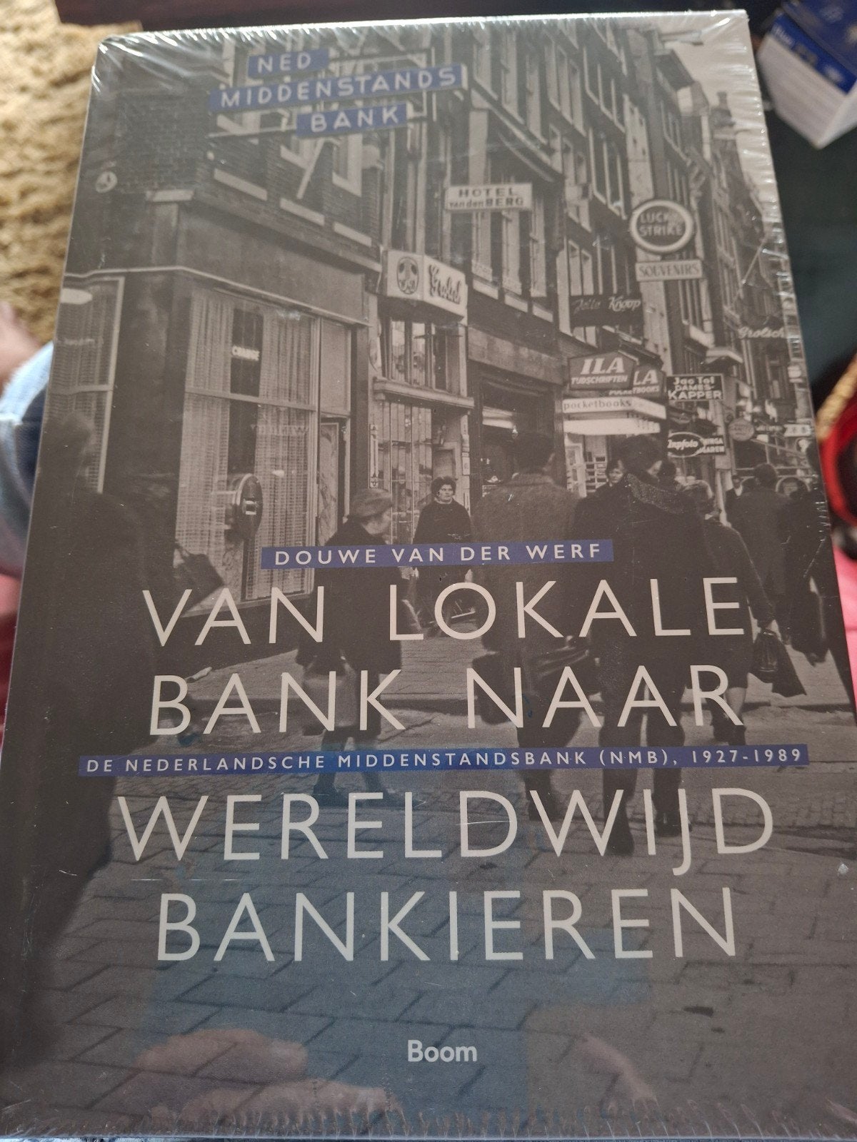 Van lokale bank naar wereldwijd bankieren, Ophalen of Verzenden, Zo goed als nieuw, Douwe van der Werf