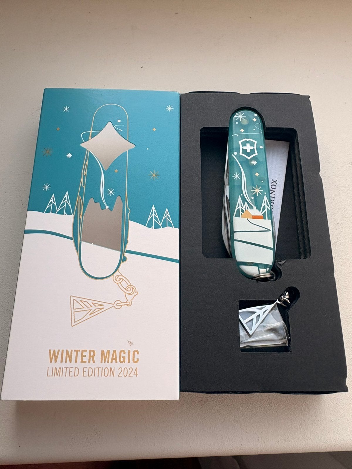 Victorinox Winter magic 2024 Zwitsers zakmes, Caravans en Kamperen, Kampeergereedschap, Ophalen of Verzenden, Nieuw