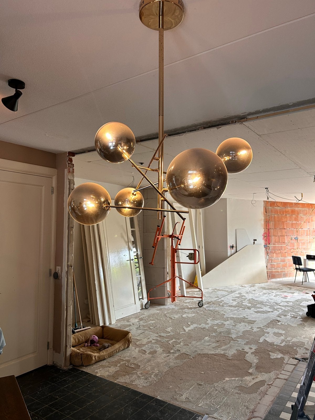 Moderne gouden hanglamp met 6 glazen bollen, Ophalen, Zo goed als nieuw, Metaal, E14 (klein)