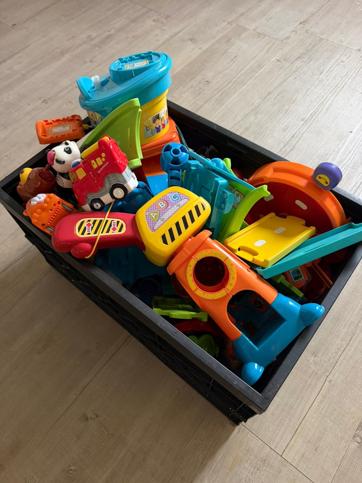 Krat vol met toet toet auto’s baandelen oa vliegveld, Ophalen, Zo goed als nieuw, 2 tot 4 jaar