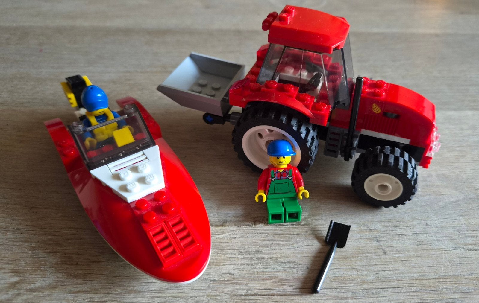 Lego City Tractor en Speedboot met minifiguren, Inclusief instructies, Lego, Ophalen of Verzenden, Complete set