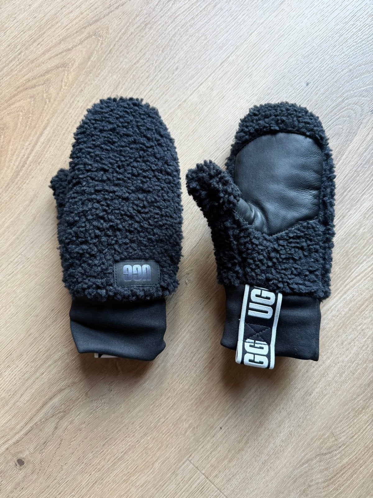 Ugg fluff-wanten maat s/m, Kinderen en Baby's, Ophalen of Verzenden, Zo goed als nieuw, Jongen of Meisje, Laarzen