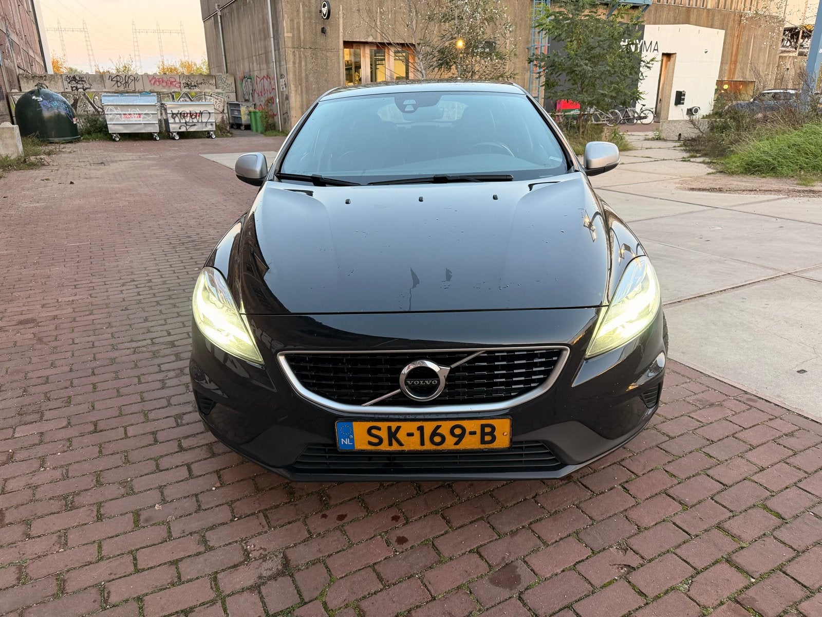 Volvo V40 2.0 T4 190PK 2018 Zwart R-Design Automaat, Auto's, Zwart, Alcantara, Zwart, Origineel Nederlands
